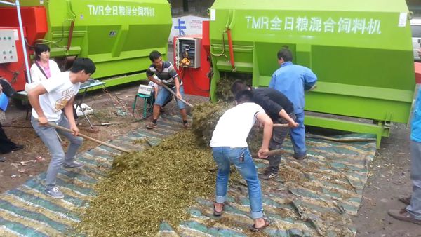 TMR全日糧飼料攪拌機視頻